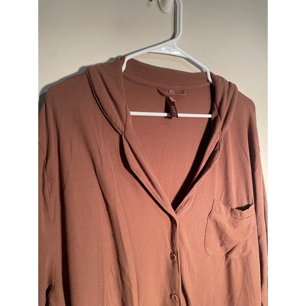 SKIMS Soft Lounge Ribbed Long Sleeve‎ Button Down Pajama Top in Copper Size XL